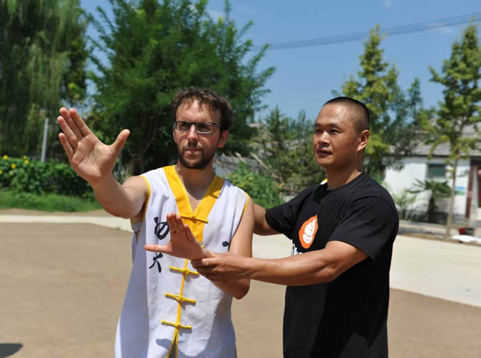 沛县少林六合堂拳师潘霜喜指导外国武术爱好者。沛县融媒体中心供图